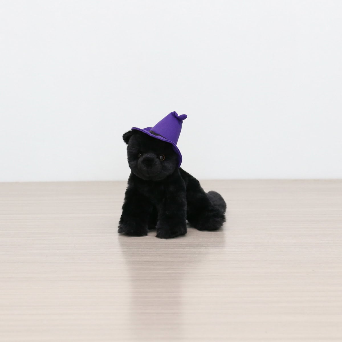 Add a touch of Halloween magic with our black cat plush wearing a purple witch hat. Perfect for floral arrangements, gifts, or seasonal decorations. Available at Le Bouquet.