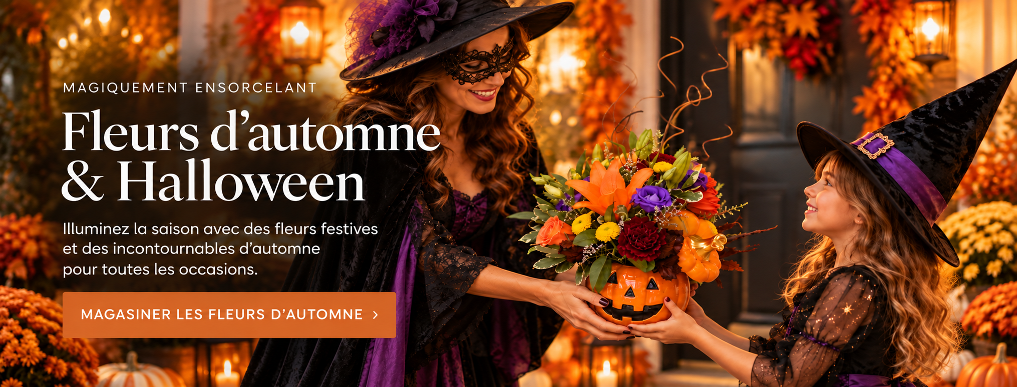Arrangement floral d’Halloween dans un vase en forme de citrouille, composé de lys orange, de roses et de fleurs d’automne colorées, présenté par deux sorcières.